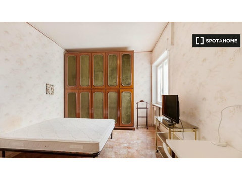 Ostiense, Roma'da 5 odalı dairede kiralık odalar - Kiralık