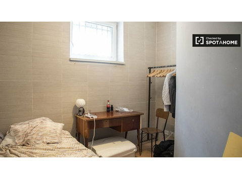Rroom in 5-bedroom apartment in Aurelio, Rome - For Rent