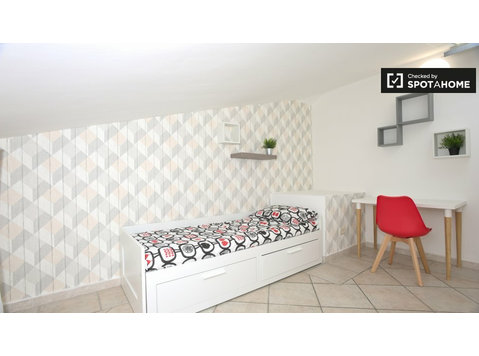 Habitación compartida en casa de 4 dormitorios, Belvedere,… - Alquiler