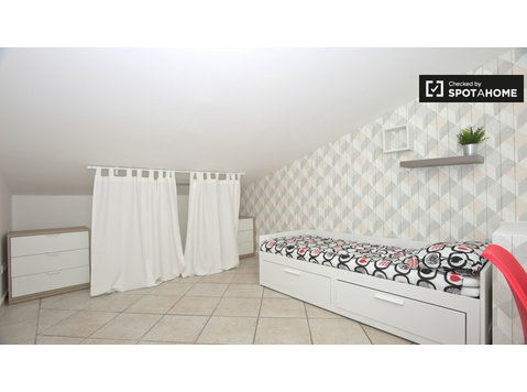Habitación individual en alquiler en casa de 4 dormitorios,… - Alquiler