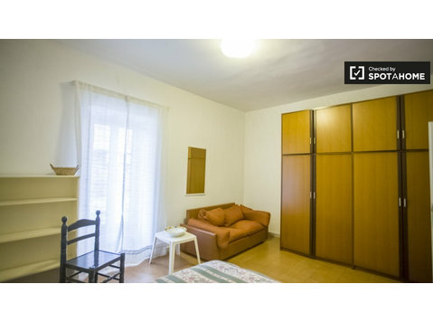Camera singola in appartamento con 2 camere da letto a… - In Affitto