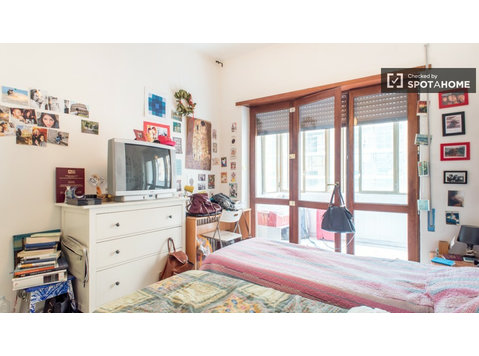 Chambre simple dans un appartement de 3 chambres à Parioli,… - À louer