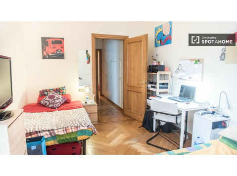 Trieste, Roma'da 5 yatak odalı dairede tek kişilik oda - Kiralık