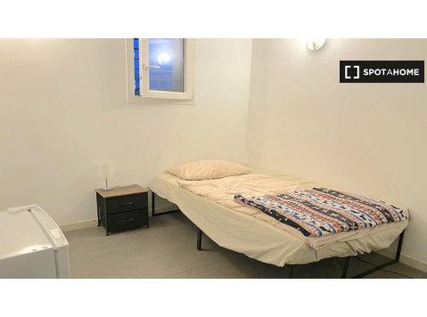 Tor Vergata'da 3 yatak odalı dairede kiralık geniş oda - Kiralık