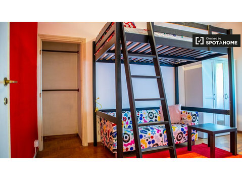 Trieste'de 4 yatak odalı dairede kiralık geniş oda - Kiralık