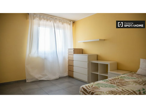 Quarto espaçoso para alugar em Tuscolana, Roma - Aluguel