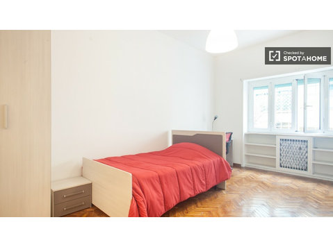 Spacious room in 2-bedroom apartment in Nomentano, Rome - Aluguel