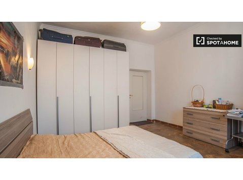 Geräumiges Zimmer in einem Apartment mit 3 Schlafzimmern in… - Zu Vermieten