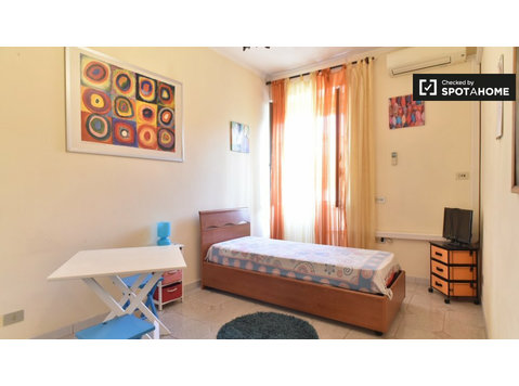 Spacious room in 3-bedroom apartment in Municipio XII - Ενοικίαση