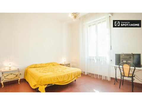 Spacious room in 3-bedroom apartment in Nomentano, Rome - For Rent