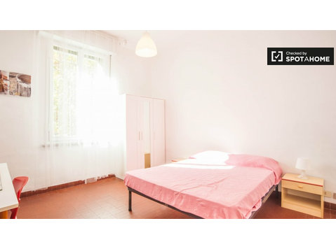 Geräumiges Zimmer in 3-Zimmer-Wohnung in Nomentano, Rom - Zu Vermieten