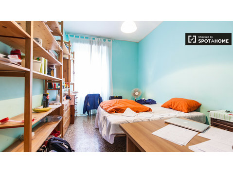 Geräumiges Zimmer in 4-Zimmer-Wohnung in San Giovanni, Rom - - Zu Vermieten