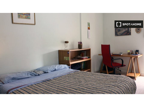 Spacious room in 5-bedroom apartment in Laurentina, Rome - Vuokralle