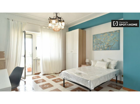 San Giovanni, Roma'da 5 yatak odalı dairede geniş oda - Kiralık