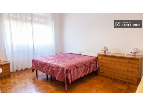 Chambre spacieuse dans un appartement à Aurelio, Rome - À louer
