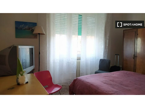 Chambre spacieuse dans l'appartement à Monte Sacro, Rome - À louer