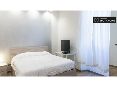 Chambre spacieuse dans un appartement à San Giovanni, Rome - À louer
