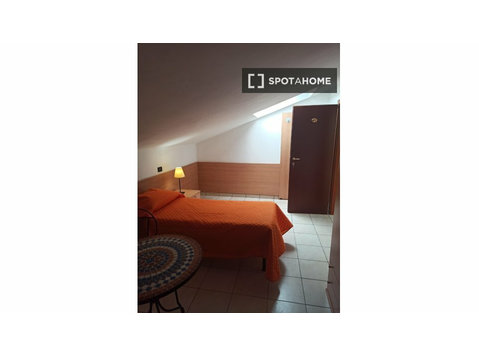 Quarto espaçoso em apartamento em Torre Vecchia, Roma - Aluguel