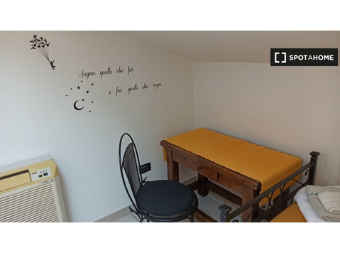 Chambre spacieuse dans un appartement à Torre Vecchia, Rome - À louer