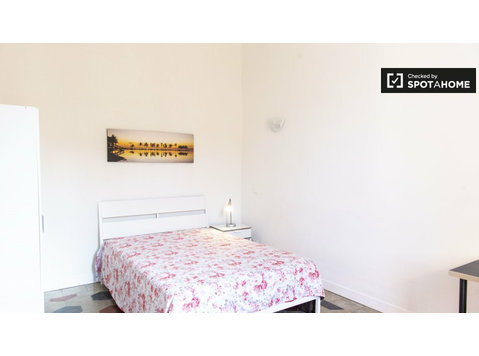 Stylowy pokój do wynajęcia w apartamencie z 5 sypialniami w… - Do wynajęcia