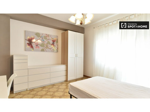 Stilvolles Zimmer in einer 5-Zimmer-Wohnung in San… - Zu Vermieten