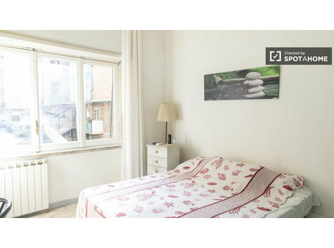 Sunny room for rent in Monte Sacro, Rome - За издавање
