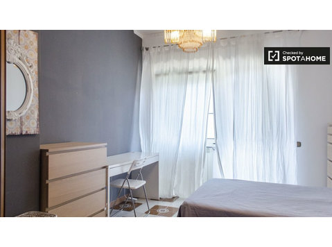 Sunny room for rent in San Giovanni, Rome - เพื่อให้เช่า