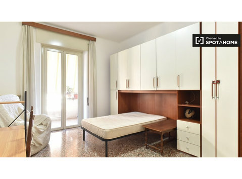 Sunny room for rent in Trieste, Rome - De inchiriat