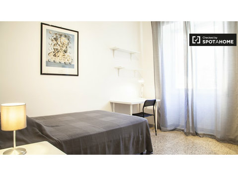 Sunny room for rent in Tuscolana, Rome - برای اجاره