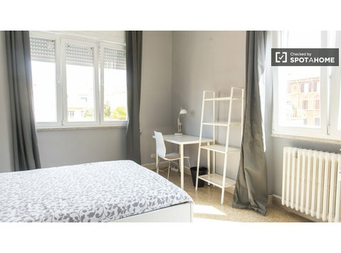 Camera soleggiata in affitto in appartamento con 4 camere… - In Affitto