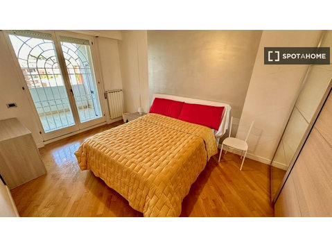 Sonniges Zimmer in 3-Zimmer-Wohnung in Ostiense, Rom - Zu Vermieten
