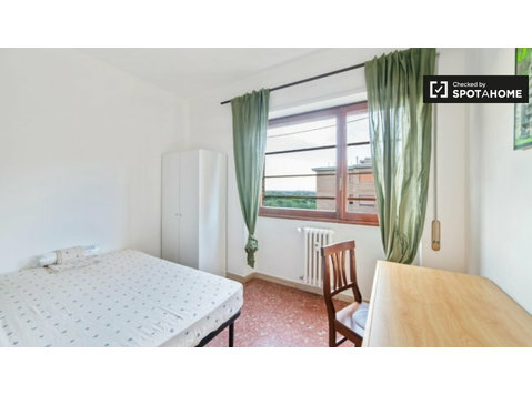 Sunny room in 3-bedroom apartment in Quartiere XXIV, Rome - 出租