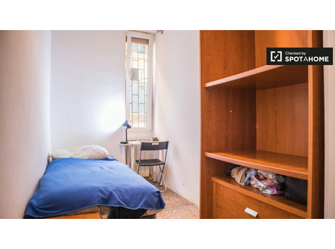 Sunny room in 6-bedroom apartment in Ostiense, Rome - Til leje