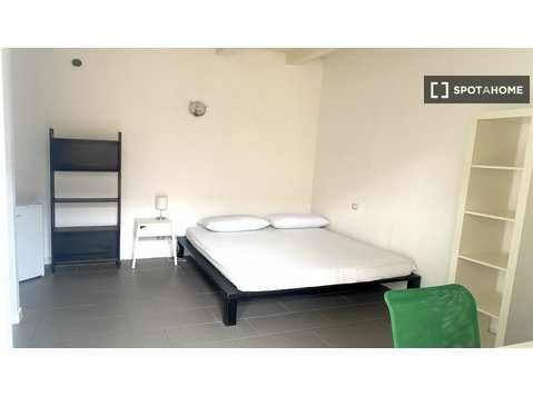 Tidy room for rent in 2-bedroom apartment in Tor Vergata - Vuokralle