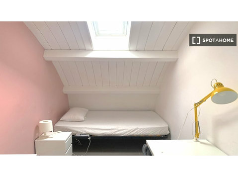Tor Vergata'daki 3 yatak odalı dairede kiralık düzenli oda - Kiralık
