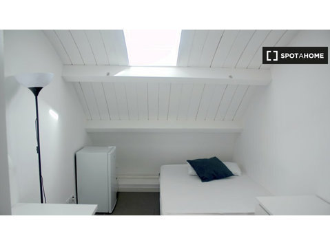 Tidy room for rent in 3-bedroom apartment in Tor Vergata - K pronájmu