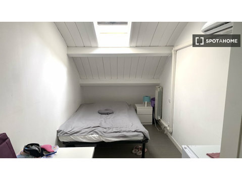 Tidy room for rent in 3-bedroom apartment in Tor Vergata - 임대