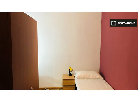 Tidy room for rent in 5-bedroom apartment in Ostiense, Rome - Za iznajmljivanje