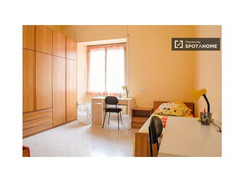 Camera doppia in appartamento con 3 camere da letto, San… - In Affitto