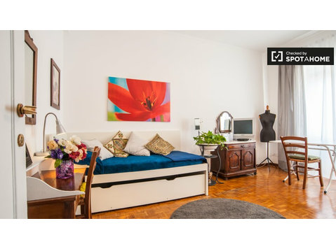 Vibrant room in 2-bedroom apartment in Sant'Onofrio, Rome - За издавање