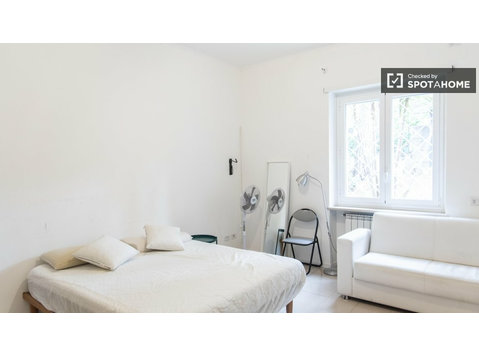 1-Zimmer-Wohnung zur Miete in Medaglie d'Oro, Rom - Wohnungen