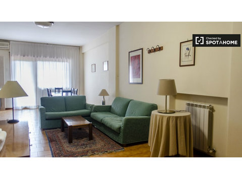 Apartamento de 2 dormitorios en alquiler en Torrino, Roma - Pisos