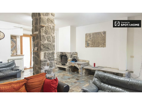 2-bedroom apartment for rent in Valleranello, Rome - דירות