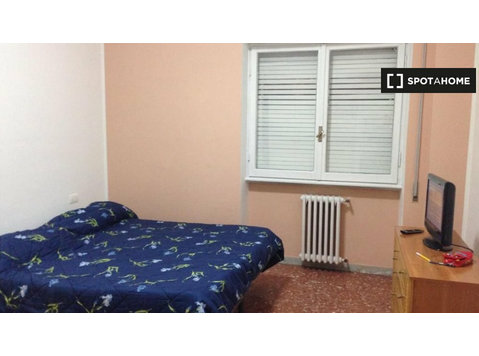 Apartamento de 2 dormitorios en alquiler en Don Bosco, Roma - Pisos