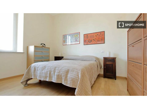 Appartamento con 2 camere da letto in affitto a Municipio… - Appartamenti