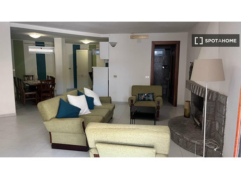 Apartamento de 2 habitaciones en alquiler en Palmarola, Roma - Pisos