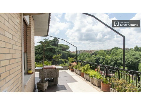 Apartamento com 4 quartos para alugar em Monte Sacro, Roma - Apartamentos