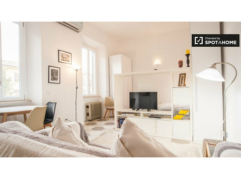 Bright studio apartment for rent in San Pietro, Rome - アパート