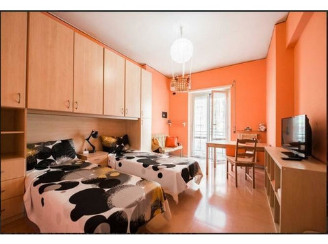 Camera Arancione con Balcone vicino Metro Roma - Appartements