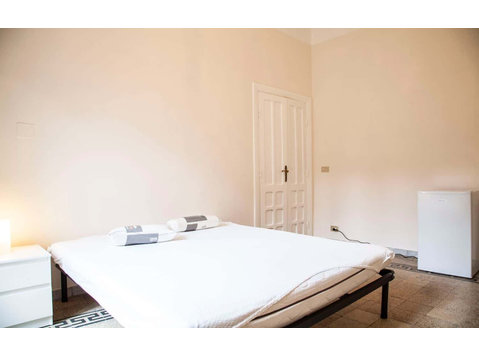 Private Room in Largo Magnagrecia - Apartments
